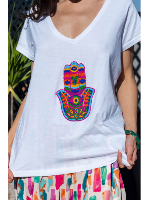 T-shirt bohème col V manches courtes blanc avec motif main perles multicolores Gold & Silver T-shirt bohème col V manches courtes blanc avec motif main perles multicolores Gold & Silver